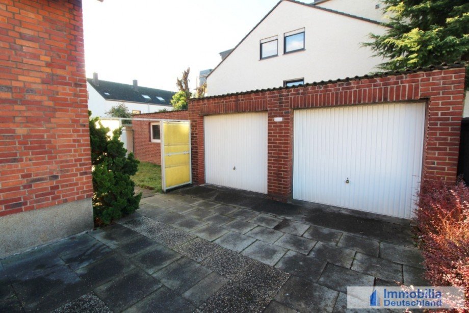 Garagen Westseite mit Gartenzugang Zweifamilienhaus Dortmund