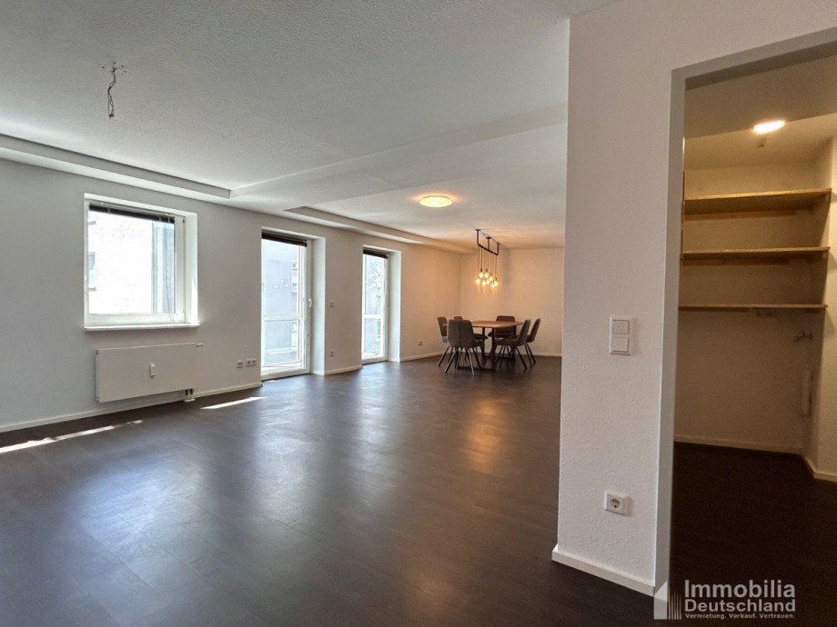 Blick ins Wohnzimmer und Abstellraum mit Waschmaschinenanschluss Etagenwohnung Dortmund