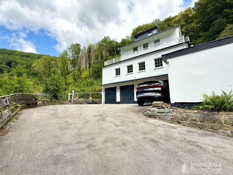 Auffahrt zur Immobilie Mehrfamilienhaus Altena