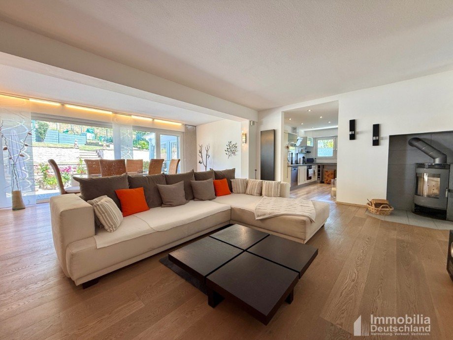 Wohnzimmer mit Blick auf den Kamin und die K�che Erdgeschosswohnung Witten