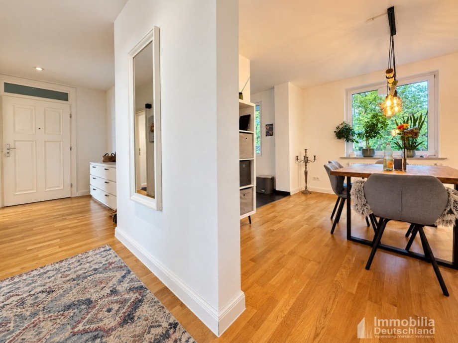 Blick ins Esszimmer / K�che und die Eingangst�r Etagenwohnung Dortmund