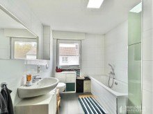 Badezimmer OG Modernisiert, gro�z�gig & familienfreundlich - Zweifamilienhaus zum Ankommen