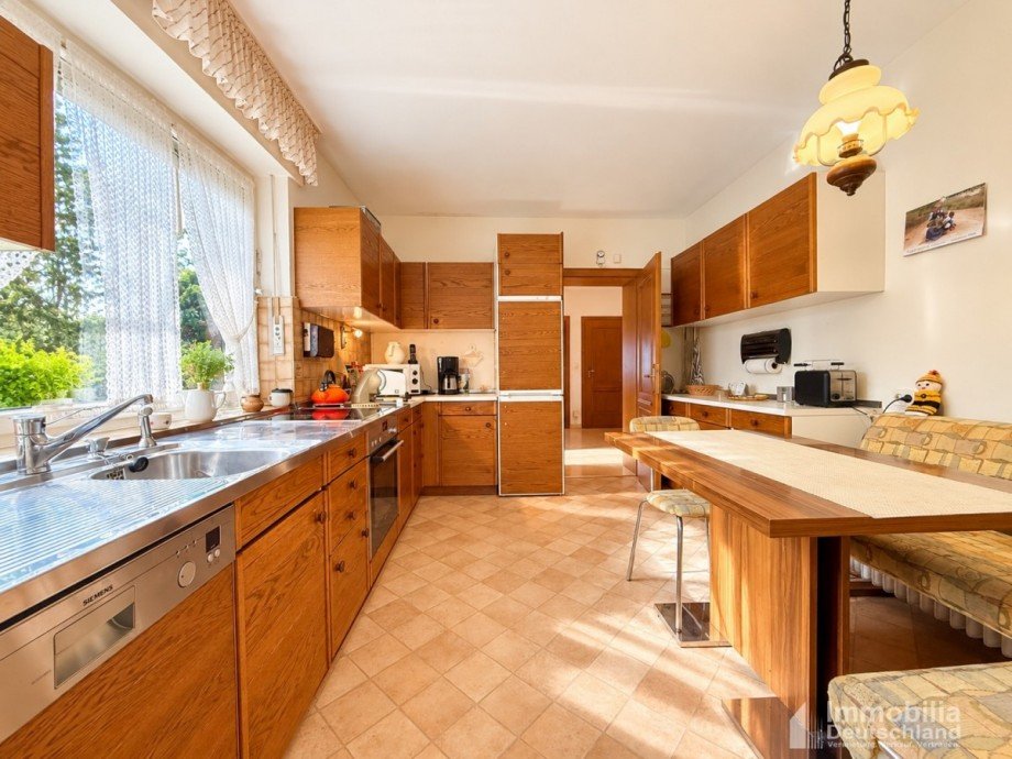 K�chenbereich mit Blick auf Hausflur Haus L�nen