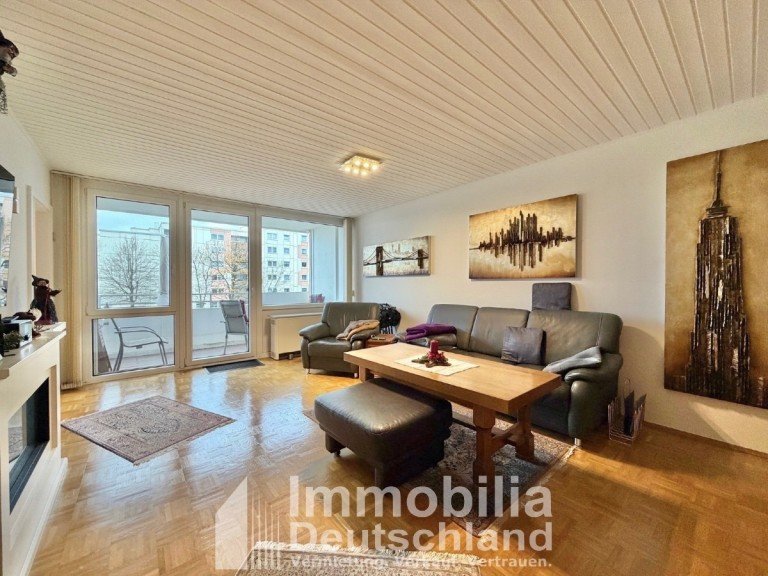 Wohnzimmer mit Blick auf den Balkon Essen - Horst Etagenwohnung Zuhause zwischen Natur und Stadt - barrierearmer Wohnkomfort nahe der Ruhr