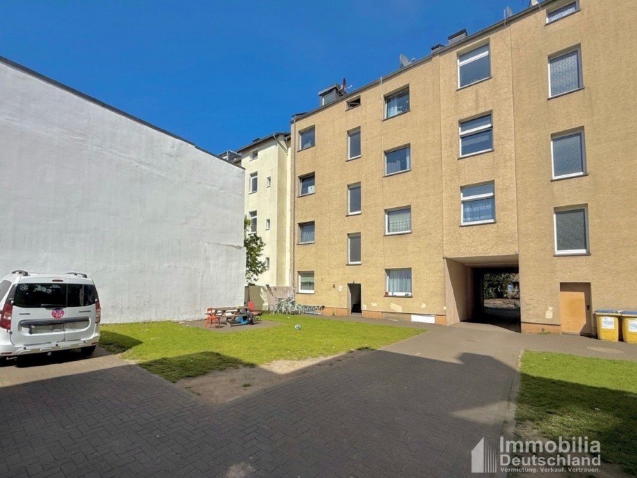 Blick aus Innenhof auf Hausr�ckseite Mehrfamilienhaus Dortmund