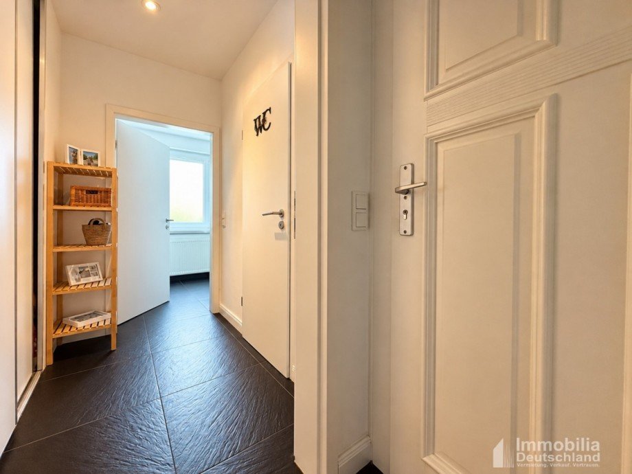 Blick ins Tageslichtbad und auf die T�r des G�ste-WCs Etagenwohnung Dortmund