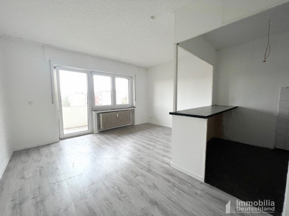 Wohnzimmer mit K�che und Balkonzugang Etagenwohnung Selm