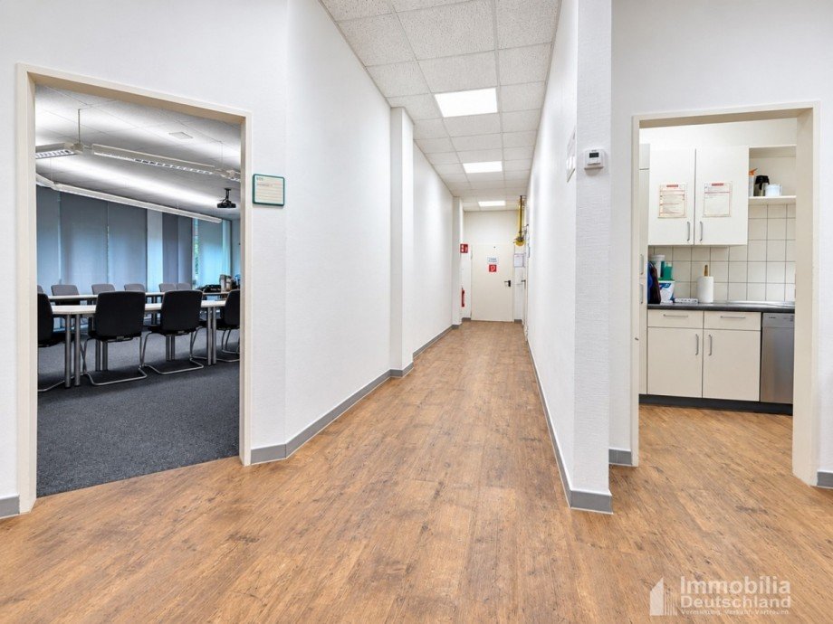 Flur in Richtung der Werkstatt und Blick in die K�che und Besprechungszimmer B�rofl�che Dortmund