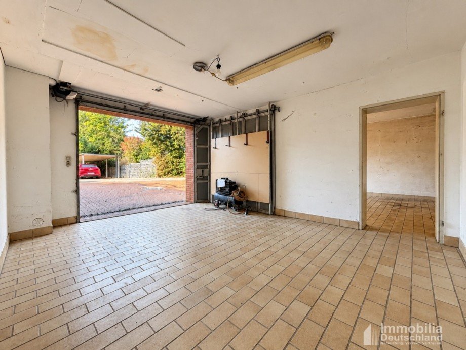 Zweite Garage mit Durchgang in die gro�e Garage Einfamilienhaus Dortmund