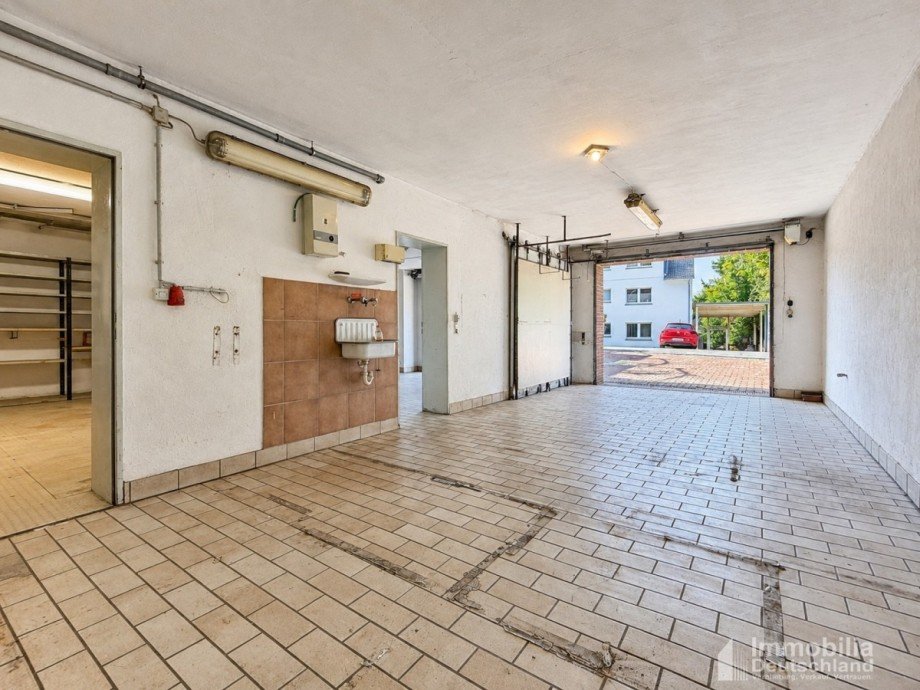 Gro�e Garage mit Sicht in die Werkstatt Einfamilienhaus Dortmund