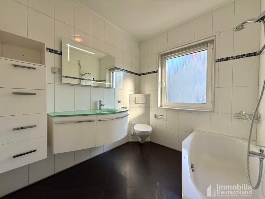 Tageslichtbad Dachgeschoss Reihenendhaus L�nen