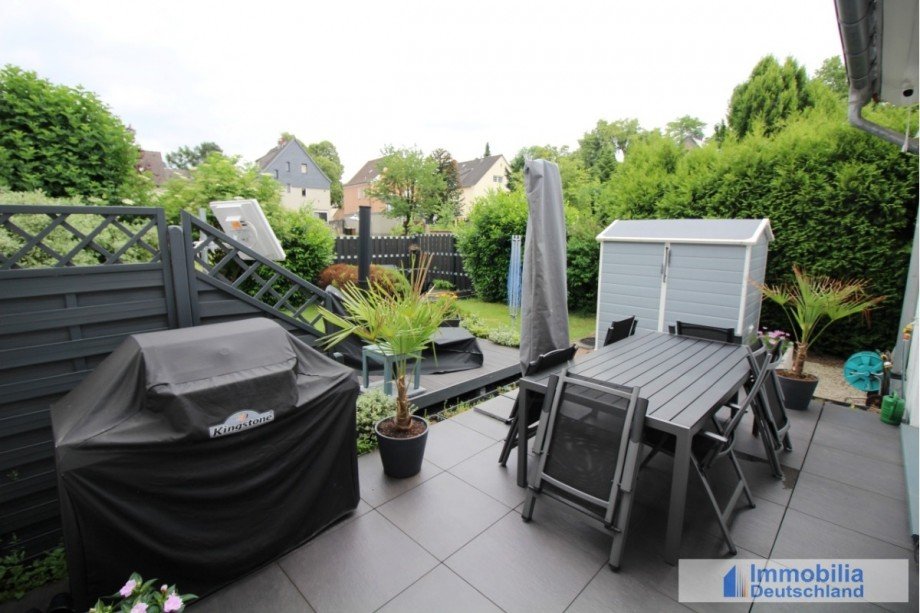Terrasse mit Blick in den Garten Reihenendhaus Dortmund