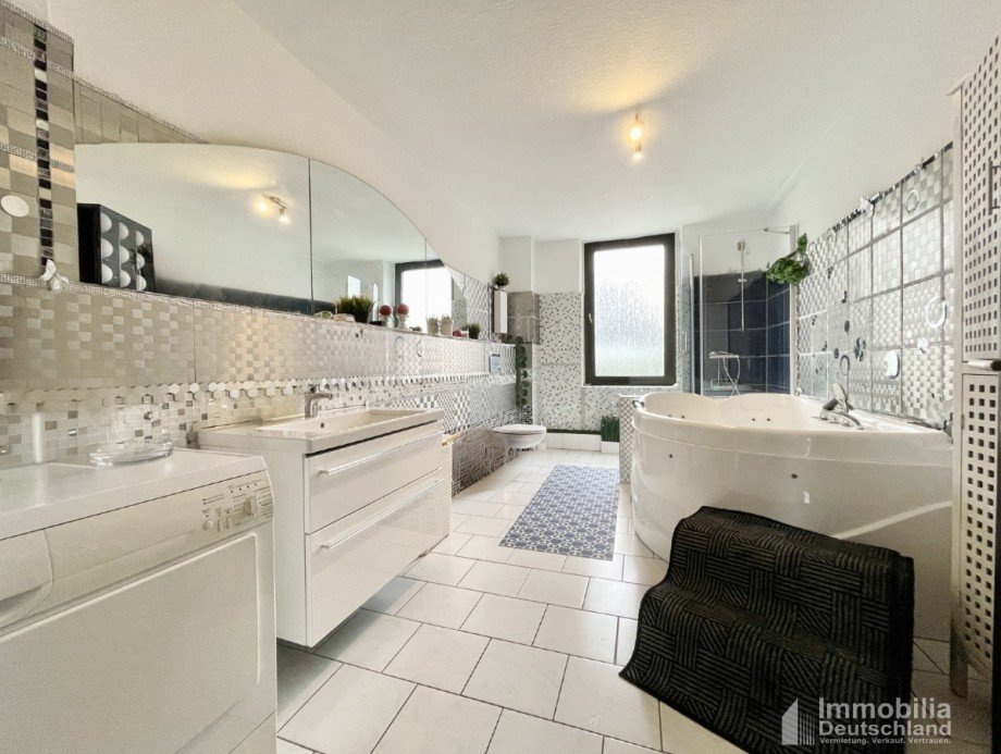 Tageslichtbad mit Dusche und Massagewanne Mehrfamilienhaus Dortmund