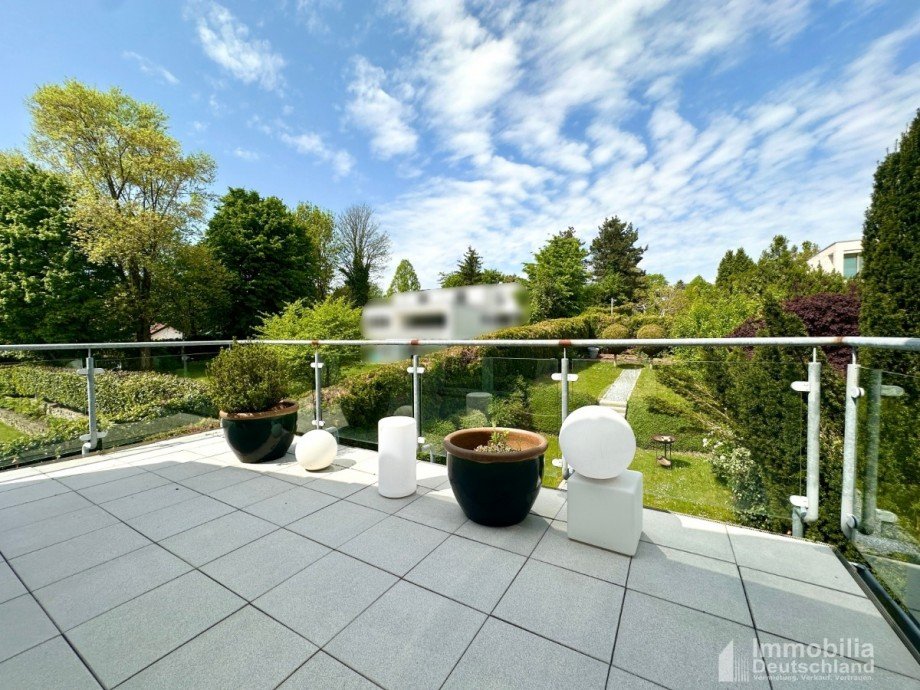 Gro�z�giger Balkon (SZ) mit Blick �ber den Garten Doppelhaush�lfte Herdecke