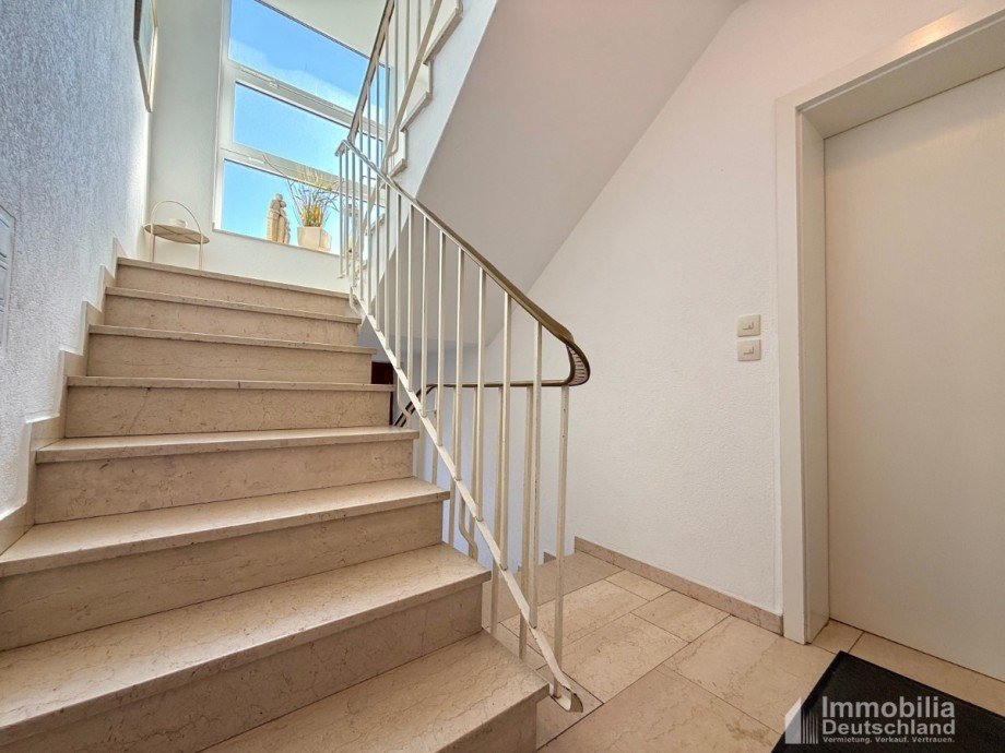 Gepflegter Hausflur Dachgeschosswohnung L�nen