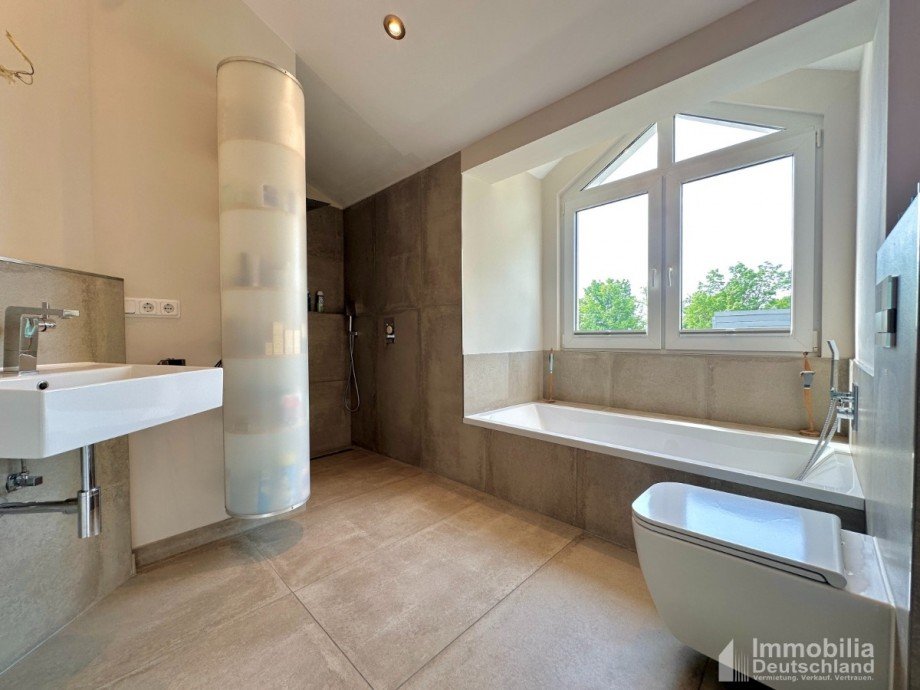 Tageslichtbad inkl. Badewanne und ebenerdiger Dusche Doppelhaush�lfte Herdecke