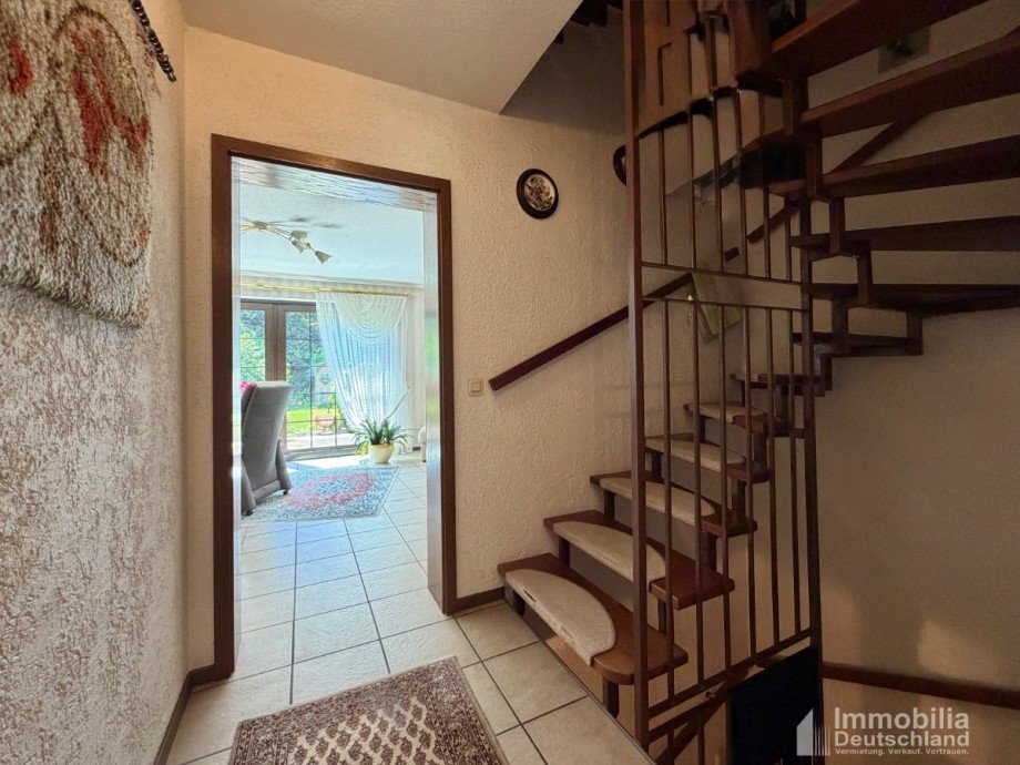 Treppenhaus mit Blick ins Wohnzimmer Reihenmittelhaus Schwerte