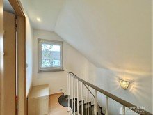 Eingangsbereich DG Modernisiert, gro�z�gig & familienfreundlich - Zweifamilienhaus zum Ankommen