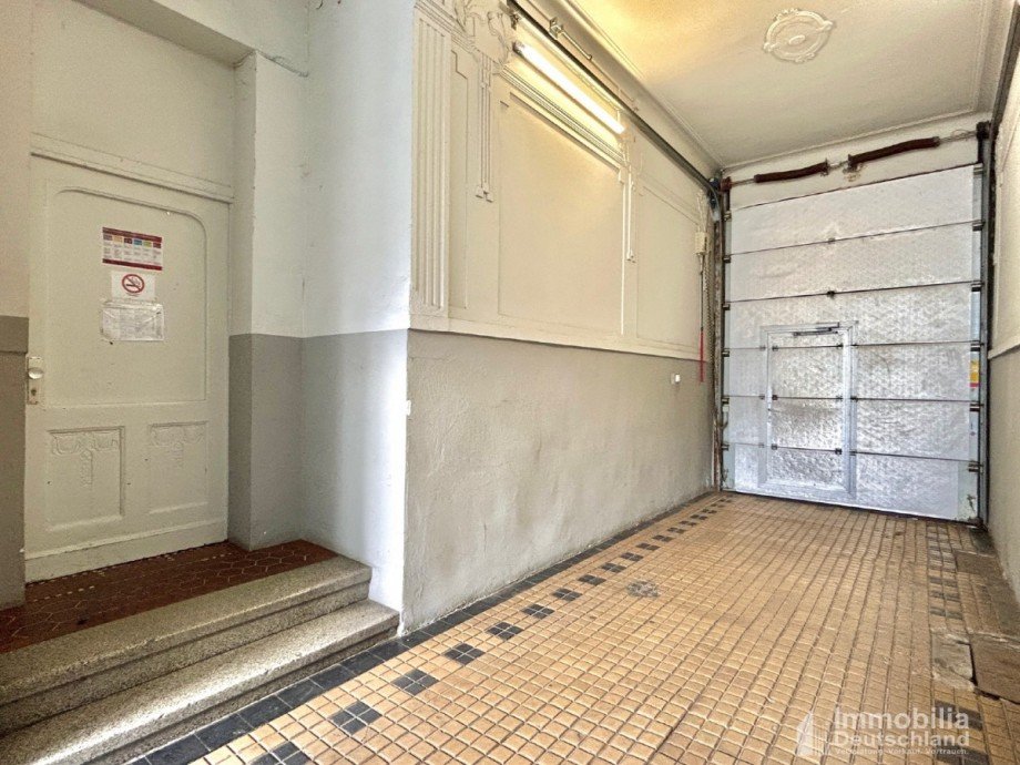 Blick auf gesichertes Tor und Eingangst�r in Hausflur Etagenwohnung Dortmund