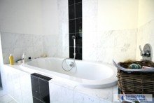 Badewanne Luxuri�se ETW mit Einbauk�che und Balkon in bevorzugter Dortmunder Wohnlage