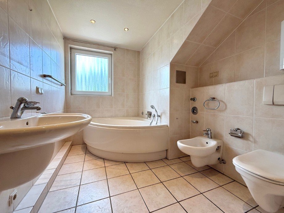 Tageslichtbad mit Badewanne und Dusche Dachgeschosswohnung Dortmund