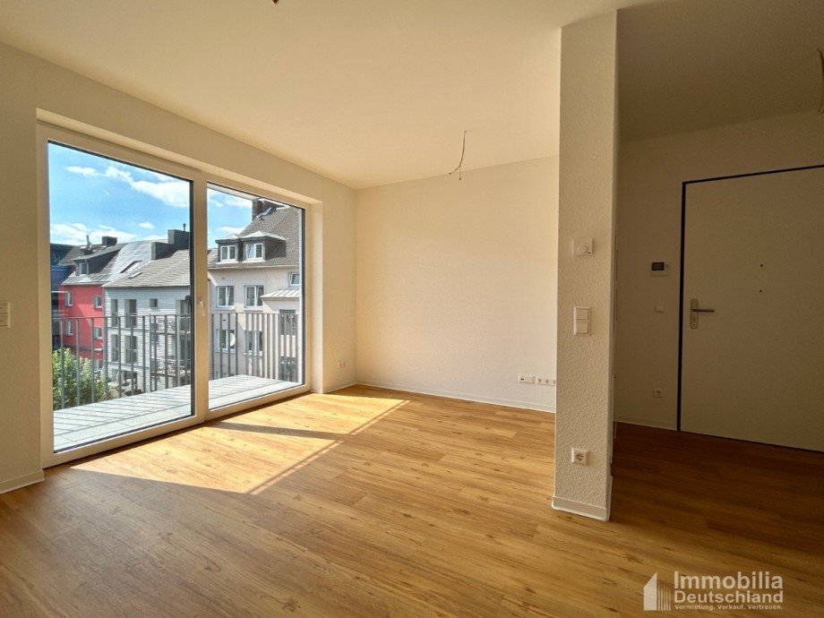 Wohnzimmer mit Blick auf die Wohnungst�r Etagenwohnung Dortmund