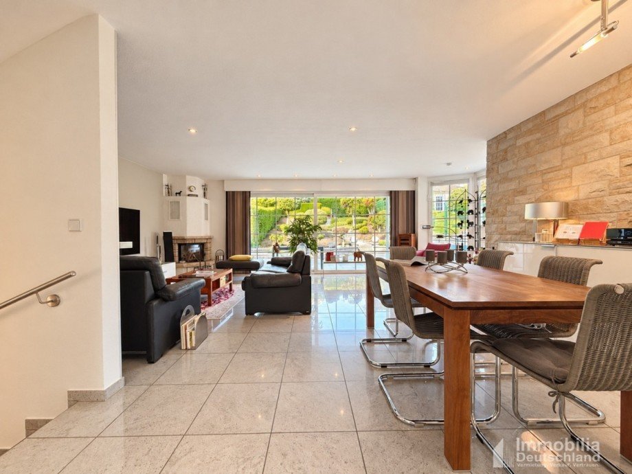 Essbereich mit Blick auf Wohnzimmer Doppelhaush�lfte Herdecke