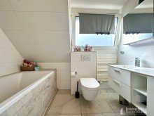 Tageslichtbad mit Wanne im Obergeschoss Liebenswerte Doppelhaush�lfte inkl. Garage, Sauna und gro�em Garten im Dortmunder S�den