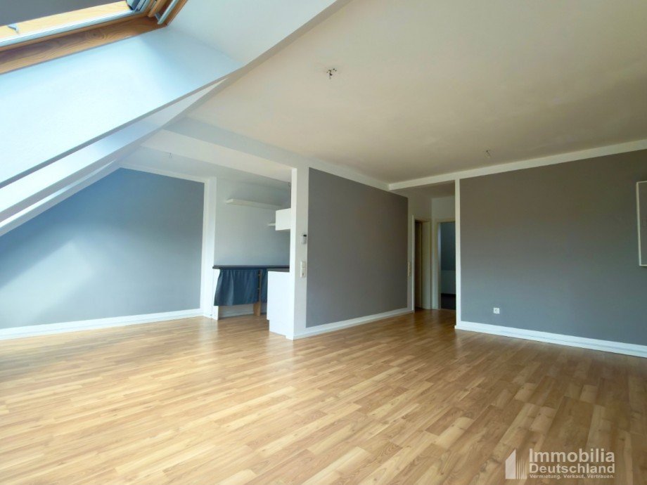 Wohnzimmer - Blick zur Einbauk�che Dachgeschosswohnung Dortmund