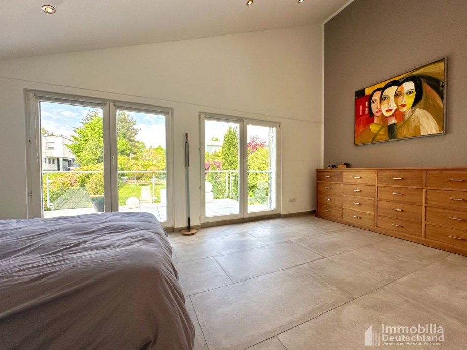 Schlafzimmer mit Blick zum weiteren Balkon Doppelhaush�lfte Herdecke