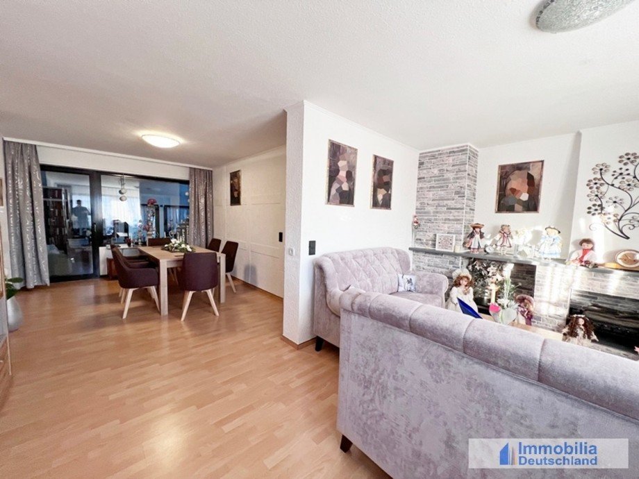 Wohnzimmer mit Blick auf das Esszimmer Doppelhaush�lfte Kamen