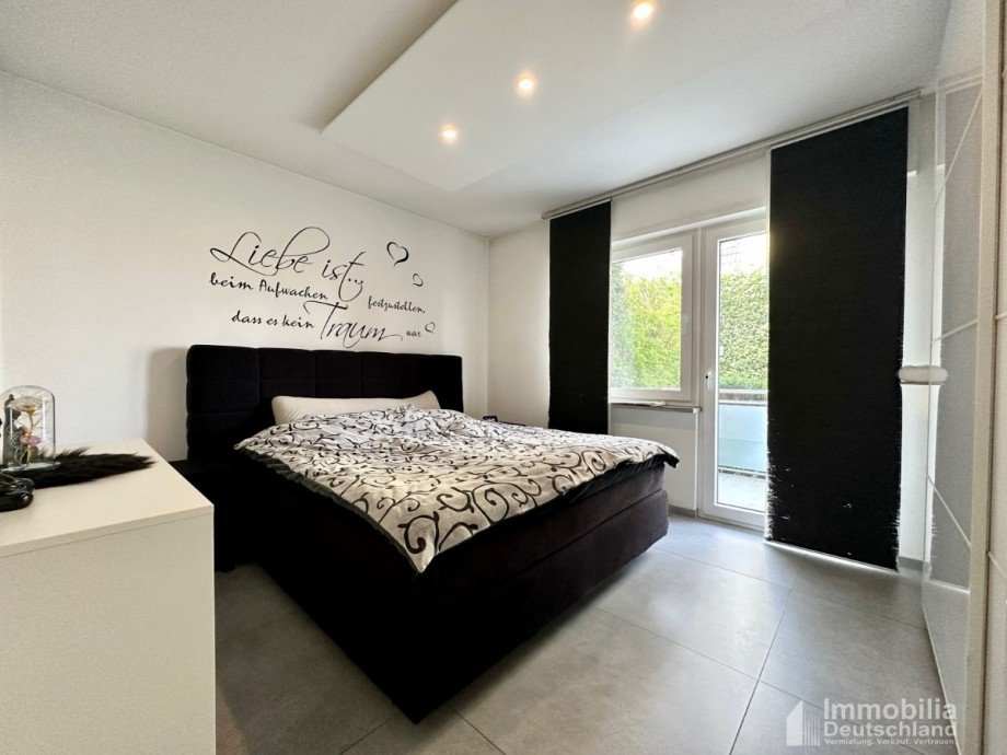 Schlafzimmer mit Zugang zum Balkon Erdgeschosswohnung Dortmund