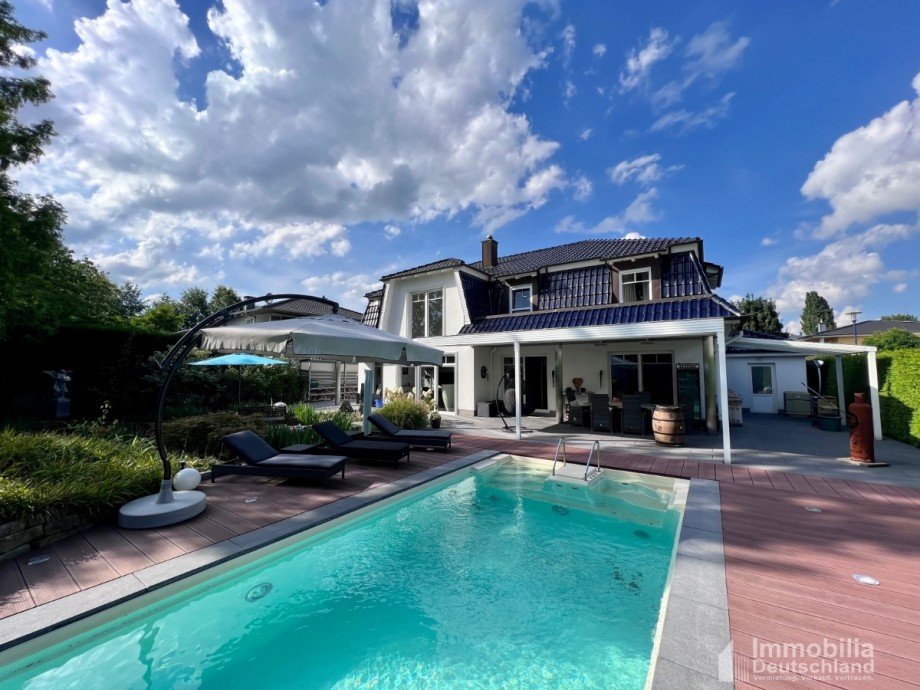 Poolansicht Einfamilienhaus Soest