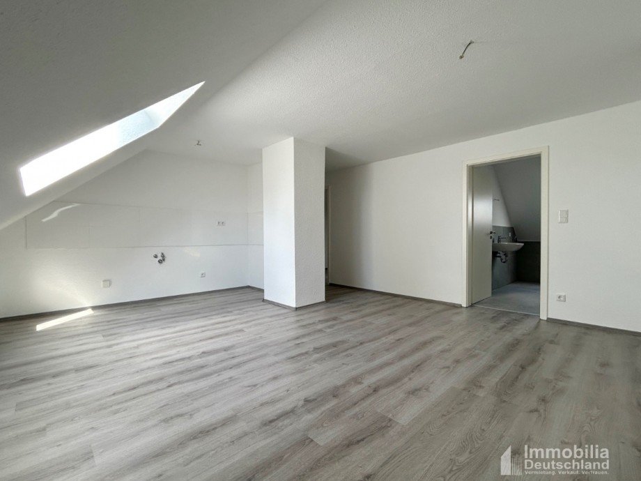Wohnzimmer mit Blick auf K�che Dachgeschosswohnung Holzwickede