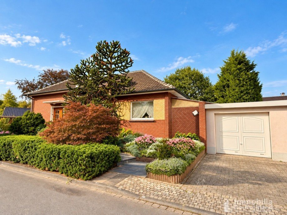 Au�enansicht mit Blick auf Garage Haus L�nen