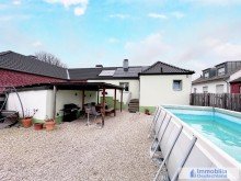 Terrasse mit Pool und Eingang Modernisierte Doppelhaush�lfte auf Traumgrundst�ck
