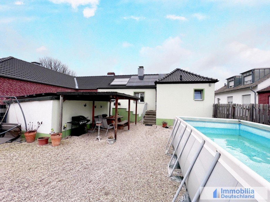 Terrasse mit Pool und Eingang Doppelhaush�lfte L�nen