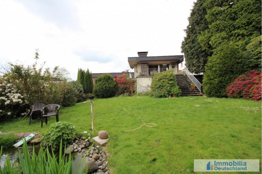 Garten mit R�ckansicht Zweifamilienhaus Dortmund