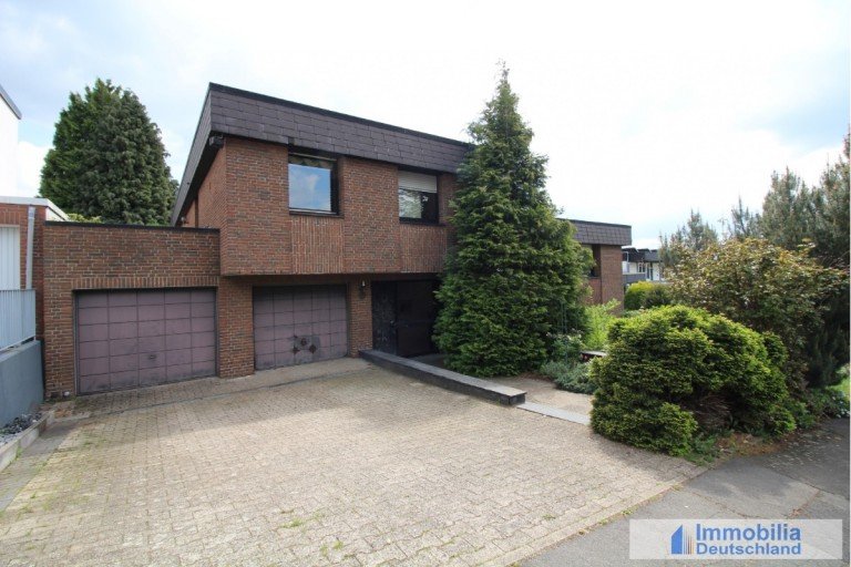 Au�enansicht mit Einfahrt und Garagen Dortmund - Sommerberg Zweifamilienhaus Zweifamilienhaus in Traumlage Dortmund-H�chsten (Sommerberg)