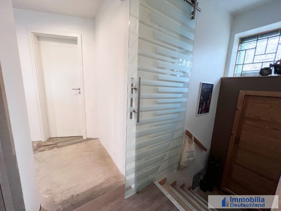 Blick aus dem Flur Richtung Kinderzimmer 2 und Abgang zum Souterrain Doppelhaush�lfte L�nen