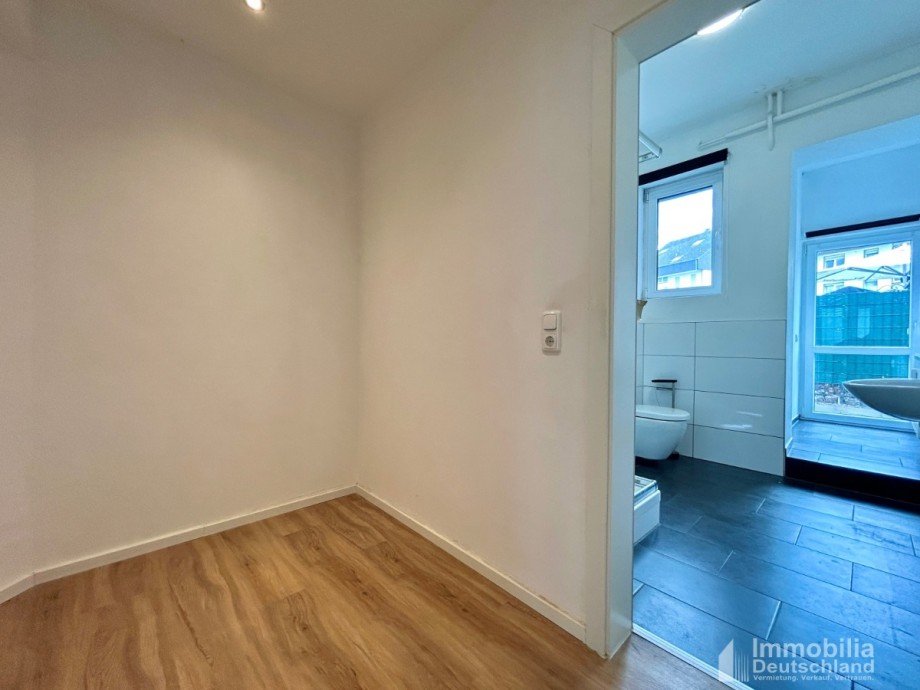 Durchgangsbereich mit Blick ins Tageslichtbad Erdgeschosswohnung Holzwickede