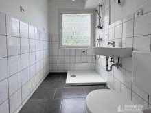 Badezimmer mit Dusche (Duschabtrennung folgt) Moderne 3-Zimmer-Wohnung mit Balkon im Hafenviertel Dortmund