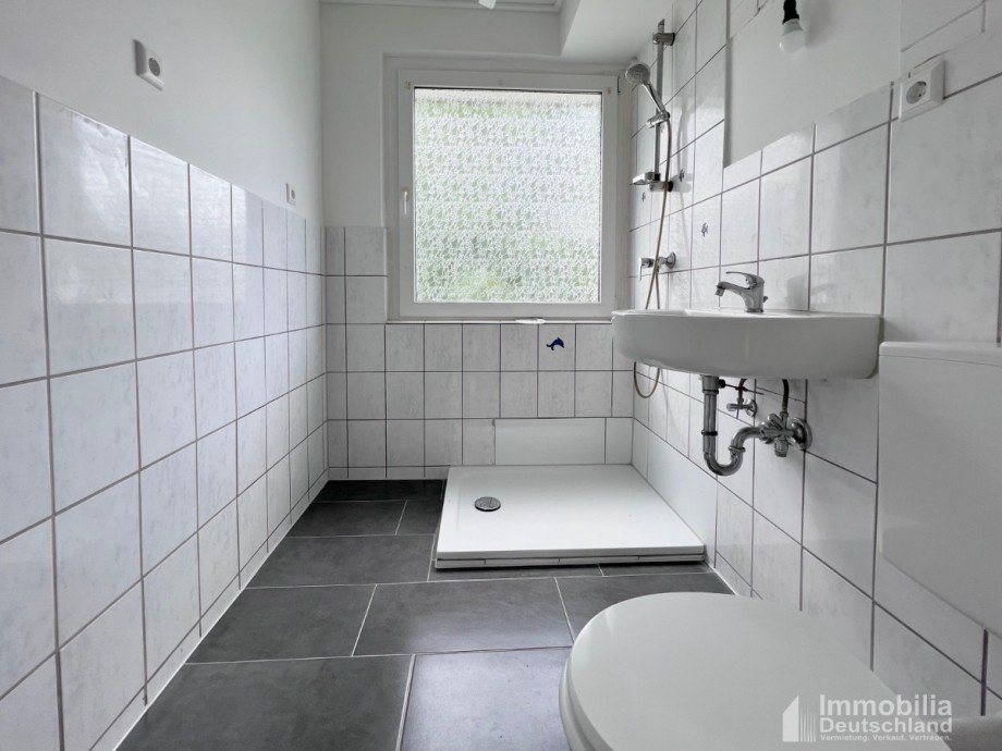 Badezimmer mit Dusche (Duschabtrennung folgt) Etagenwohnung Dortmund