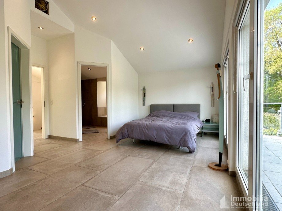 Schlafzimmer mit Zugang zum Bad en Suite sowie Ankleide Doppelhaush�lfte Herdecke