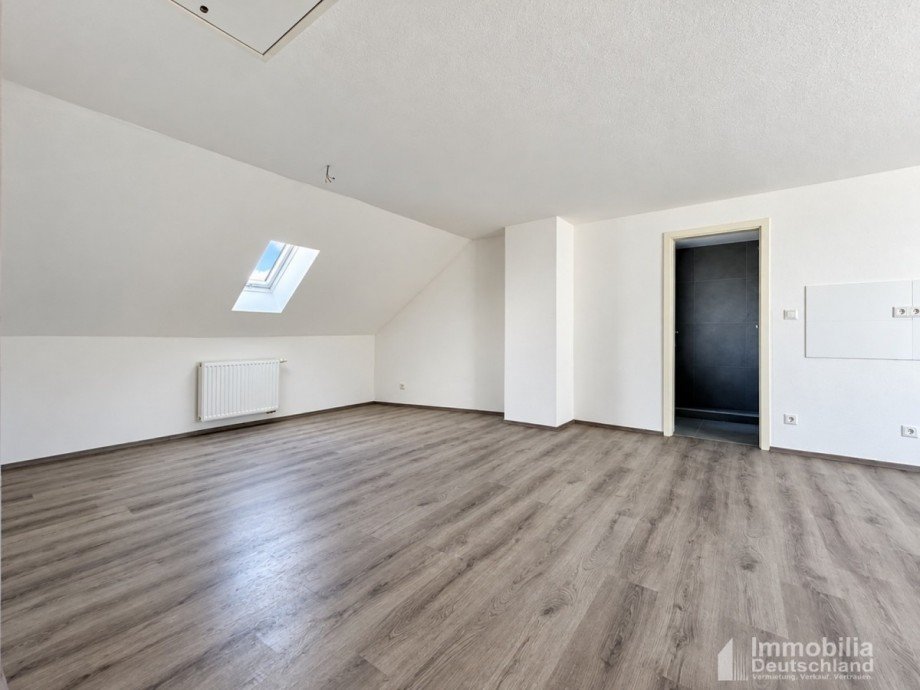 Wohnbereich mit Blick aus der Eingangst�r Dachgeschosswohnung Holzwickede