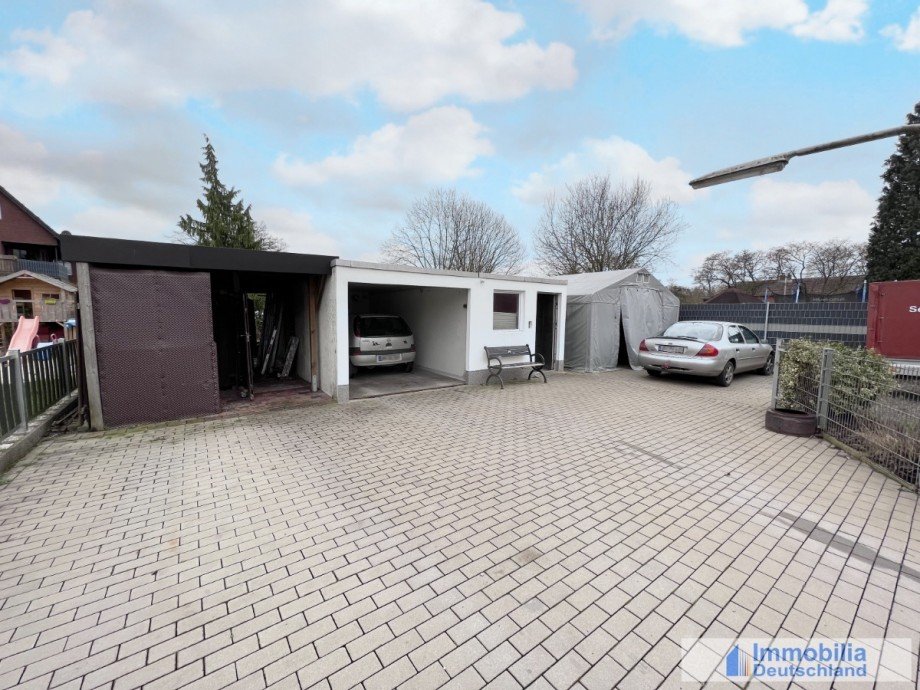 Grundst�ck mit Garagen, Carport und Schwerlastzelt Doppelhaush�lfte L�nen