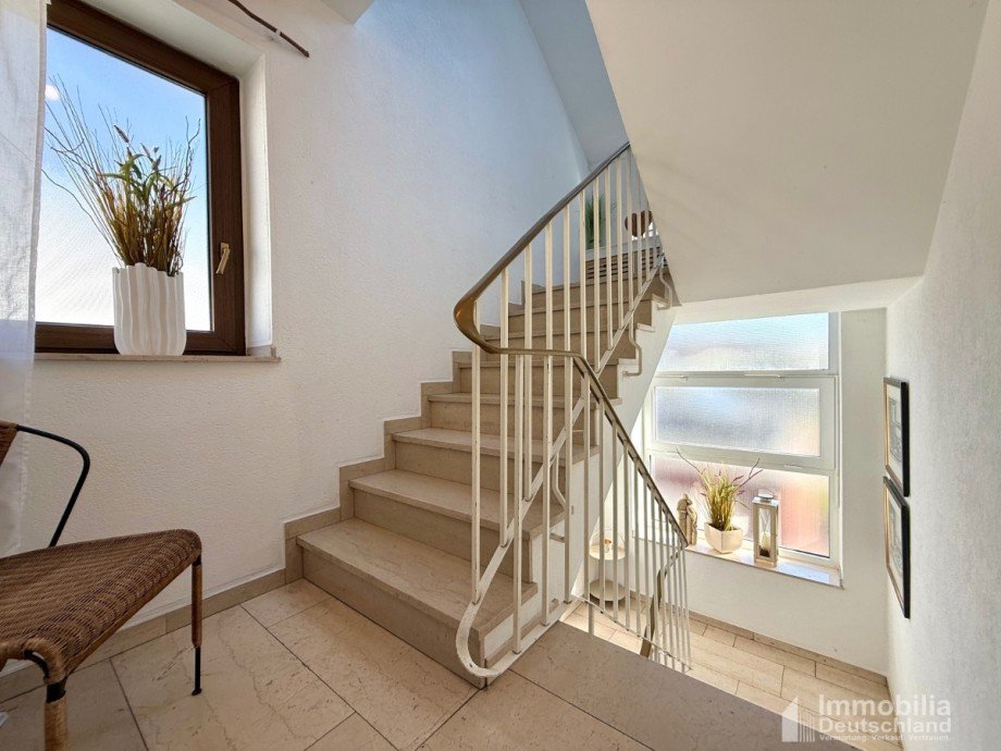 Gepflegter Hausflur Dachgeschosswohnung L�nen