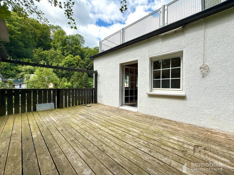 Weitr�umiger Balkon - Wohnung EG Mehrfamilienhaus Altena