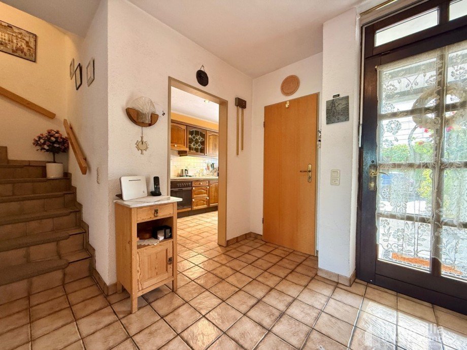 Eingangsbereich mit Blick auf die K�che und G�ste-WC Reihenmittelhaus Remscheid