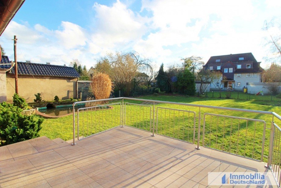 Blick von der Terrasse auf den Garten Zweifamilienhaus Dortmund